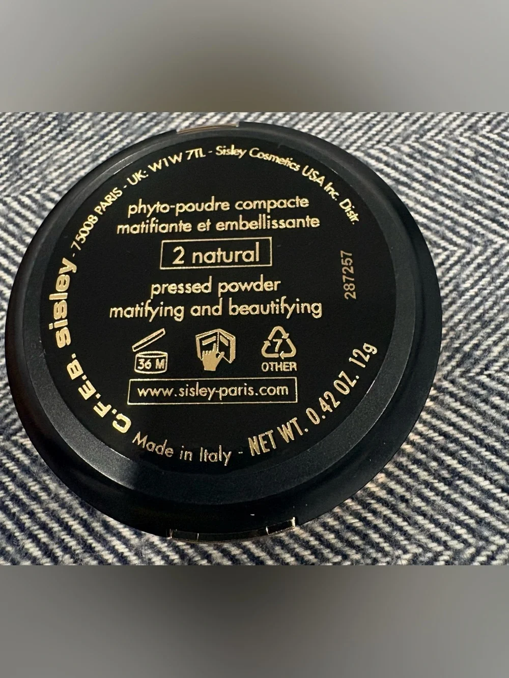 Ultra-soft and creamy, Phyto-Poudre Compact blends instantly into the skin for a